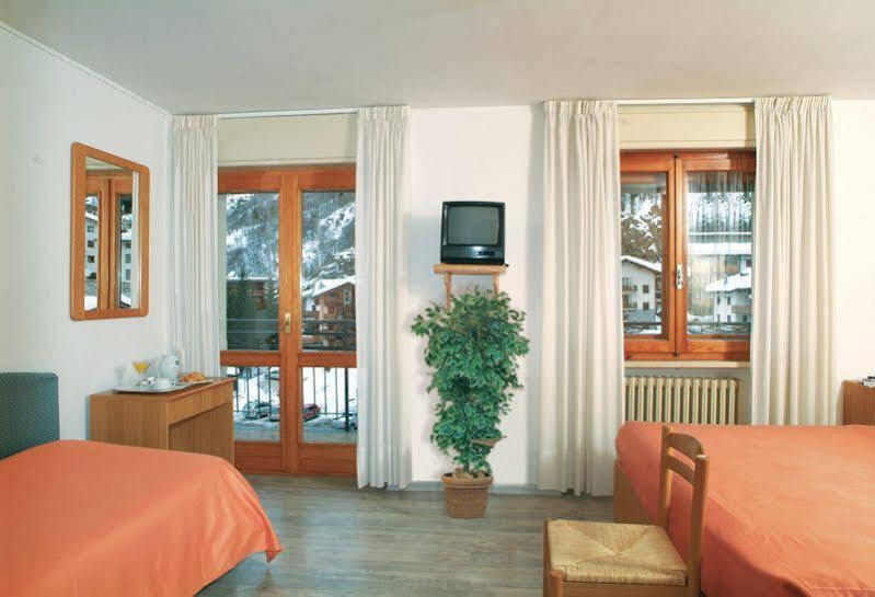 Hotel Bijou Valtournenche Bagian luar foto